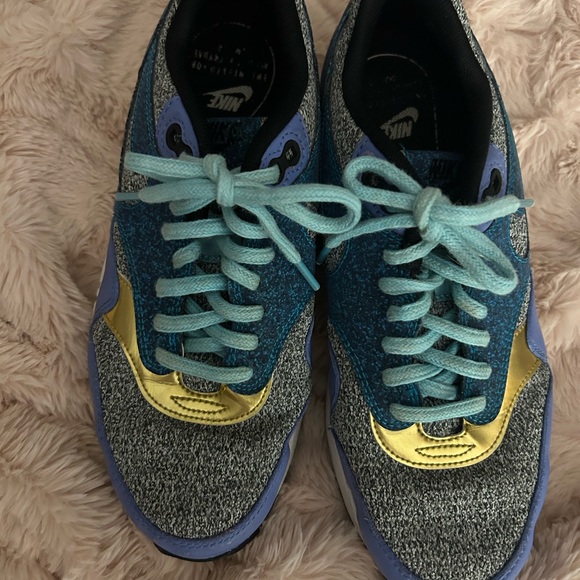 Nike One of a kind Women’s SZ 7.5 Running shoes - Picture 2 of 4